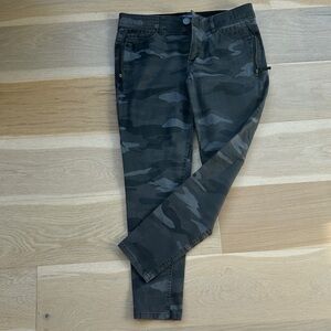 Stylish Democracy Gray Camouflage Pants Petite 30